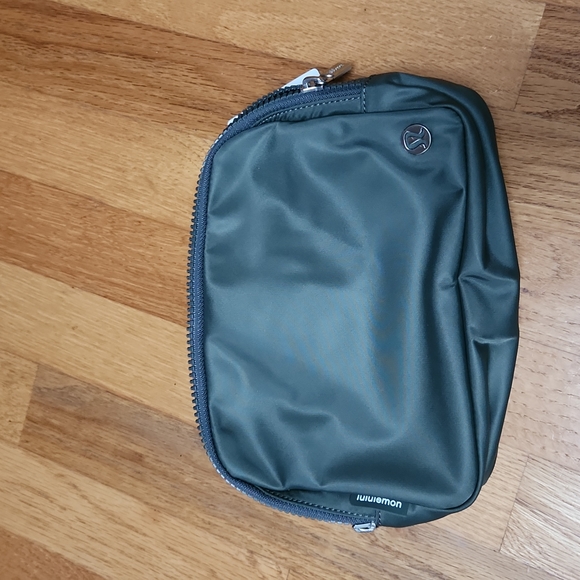 lululemon athletica Handbags - Lululemon Everywhere Belt Bag - Large